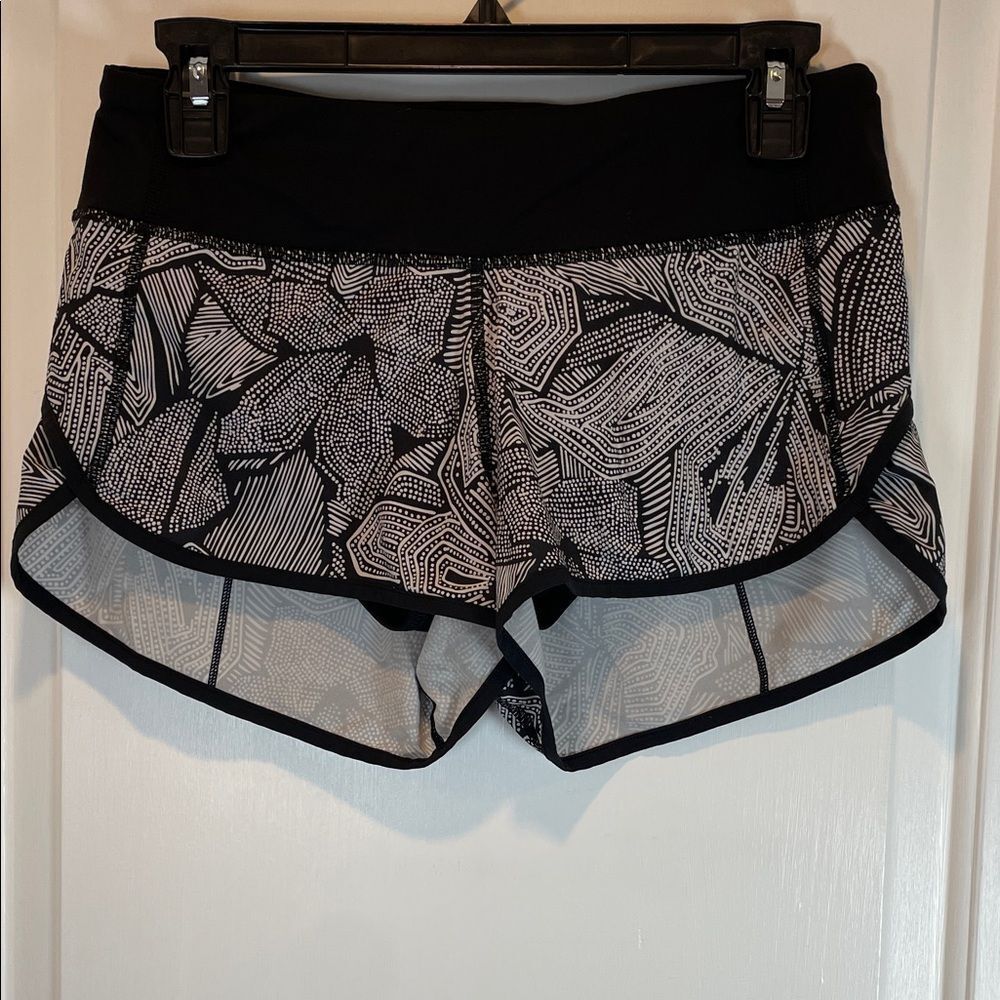 Lululemon Speed Floral Black and White Patterned Athletic Shorts size 4